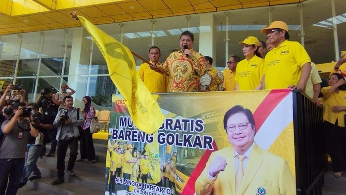 Ketum Airlangga Lepas 10 Bus Mudik Gratis Golkar, 500 Pemudik Berangkat