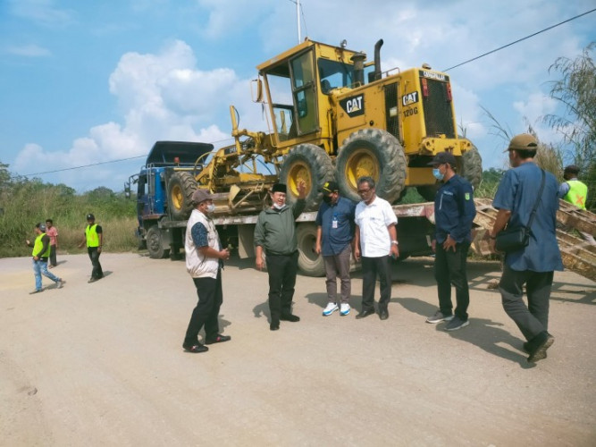 Kerusakan Jalan Lintas di Inhu Jadi Keluhan Masyarakat, Ketua DPRD Riau Langsung Tinjau Lokasi